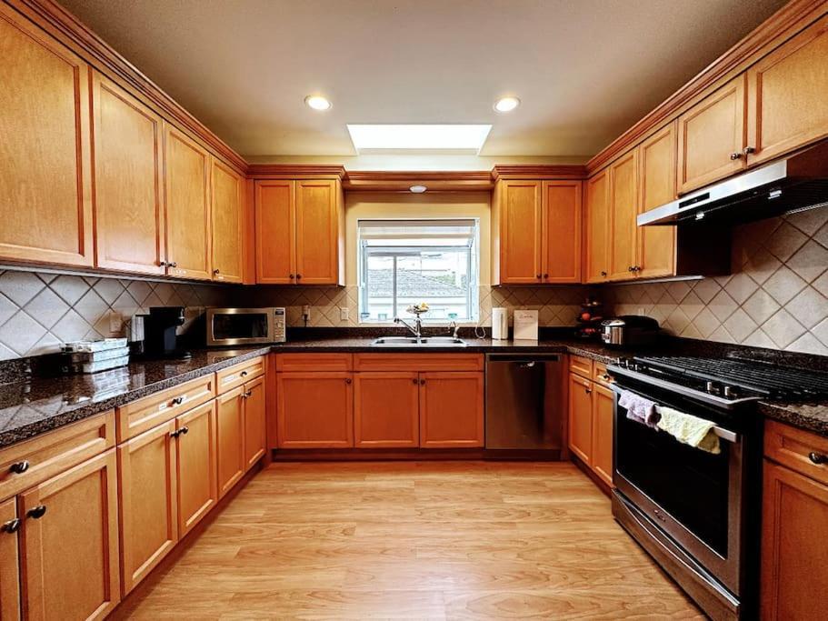 Super Cosy 8Bed & 6Bath In Vancouver Heart Near To Airport And Downtown מראה חיצוני תמונה